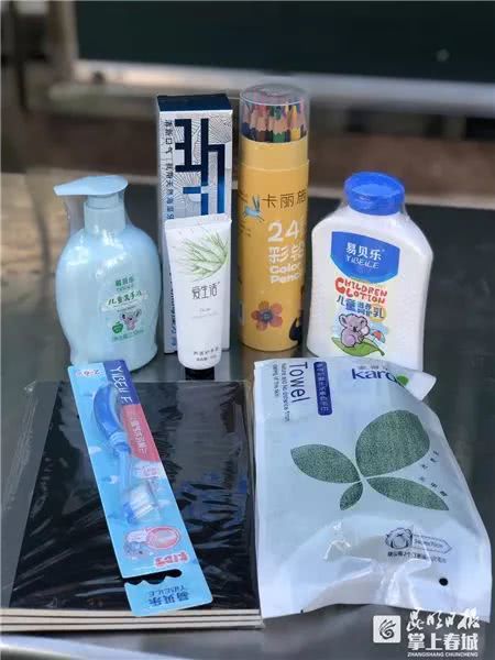 東川曉光小學(xué)學(xué)生獲贈(zèng)日用品，愛(ài)心物資溫暖學(xué)子心